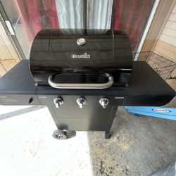 Nice And Clean Bbq Grill 3 Burners Works Great Igniter Good 