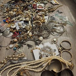 Costume Jewelry Lot Necklace Bracelet Brooch Earrings Some Pieces Need To Fix & Some Has Scratch 