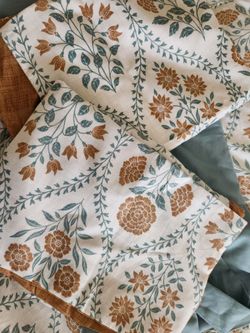 Comforter Full size with 2 pillowcases