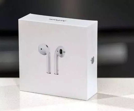 Apple AirPods 2 with wireless charge case