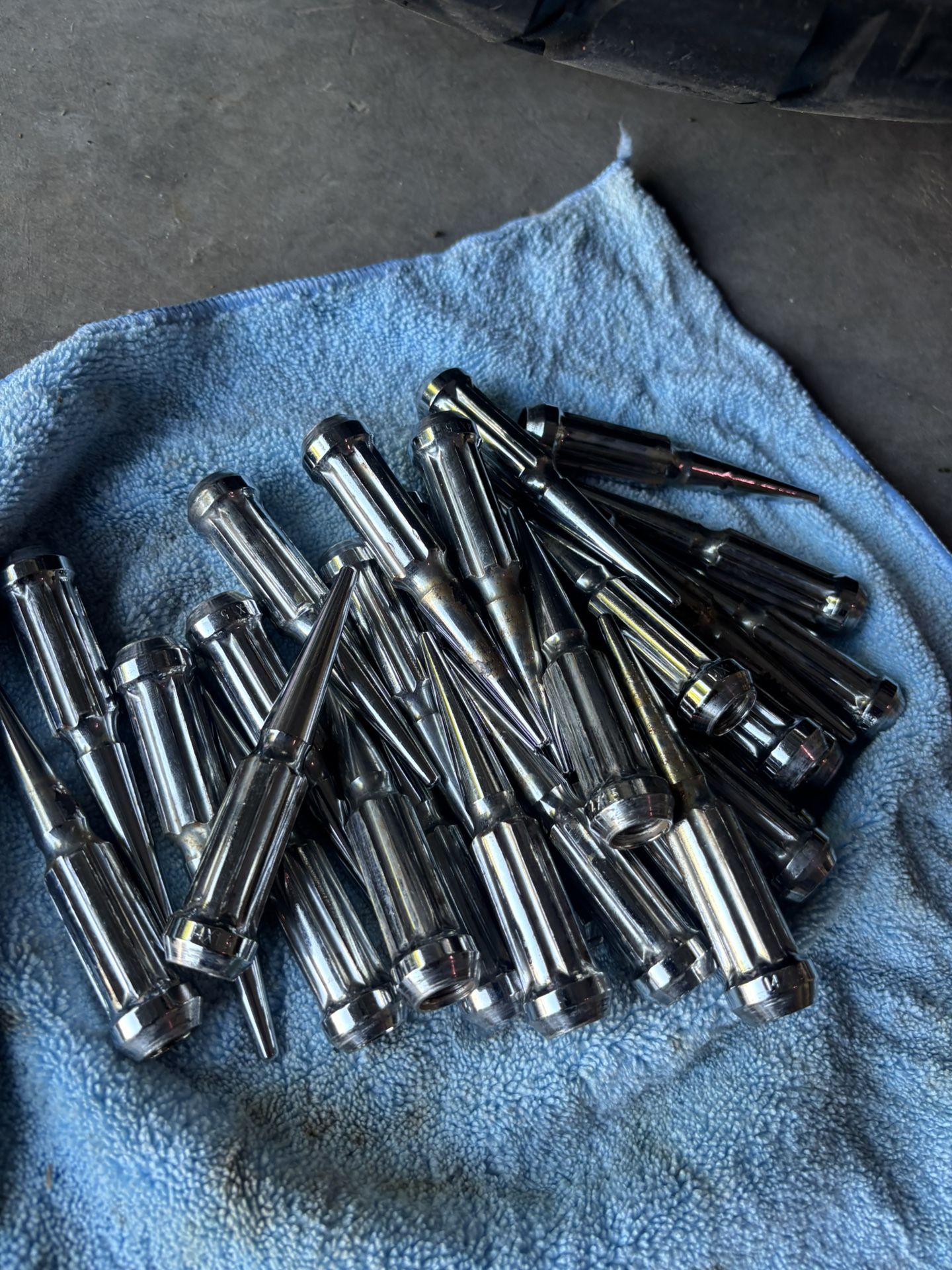Crome Metal Log Nuts For RAM 2500 8 Bolts 32 Pices In Total