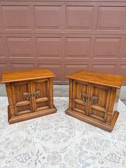 Pair Vintage Drexel Heritage Nightstands / End Tables