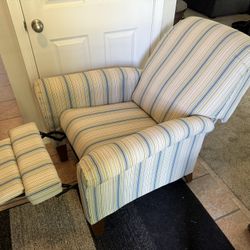 La-Z-Boy Riley Push Back Fabric Recliner in Excellent Condition - Non Smoker - 33” w x 36” d unreclined x 19 1/2” seat height 