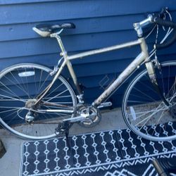 *Pending* Free Women’s Road Bike - Needs Tune Up