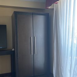 Shelf Standing Closer 