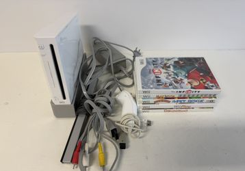 Nintendo Wii With Five Games Nunchuck 