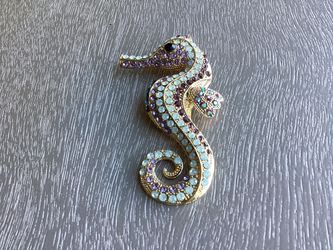Charming Vintage Golden Seahorse Brooch W/ Sparkling Lavender, Green & White  Rhinestones