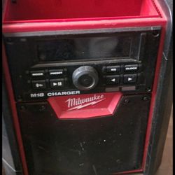 MILWAUKEE Radio/ Bluetooth and Charger Kit ! SKU# 2792-20-48-11-1820
 
