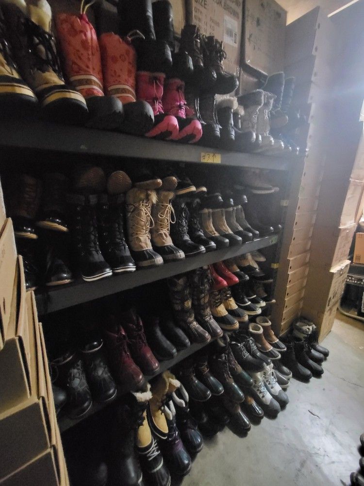 SNOW BOOTS FOR SALE ALL SIZES AVAILABLE KIDS, AND ADULTS SEE THE DESCRIPTION FOR PRICES