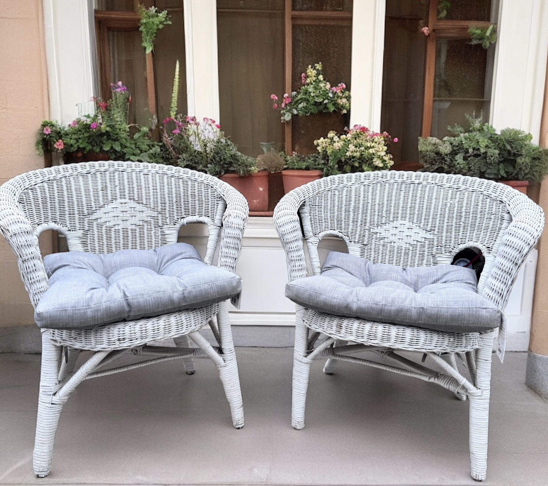 Antique White Wicker Chairs With New Cushions 