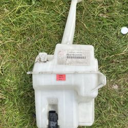Tank Assembly Windshield Washer Toyota Matrix 2005 OEM