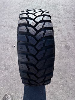 (1) Maxxis Trepador Radial 35x12.50R17
