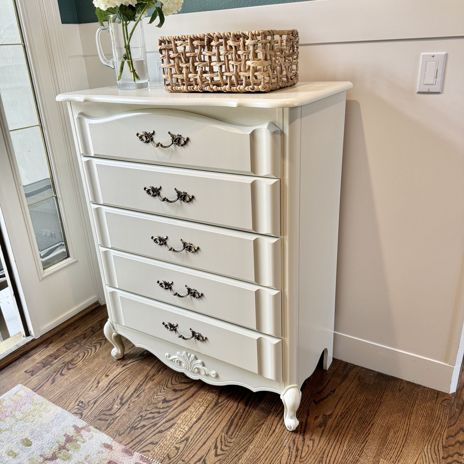 Beautiful Cream 5 Drawer French Provincial Dresser