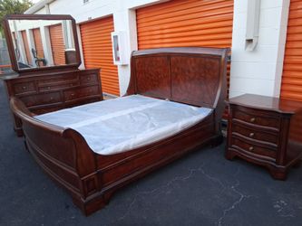 Kng Sz Bd St With Base Good Condition