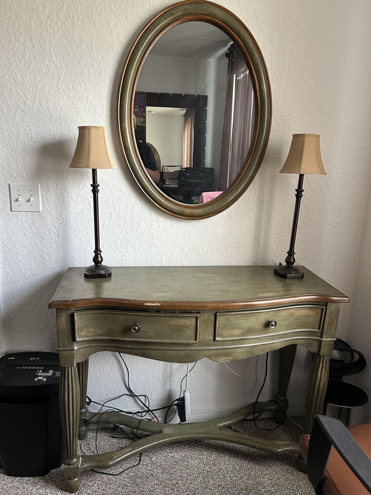 Entrance table w/ mirror  Mesa de entrada / espejo