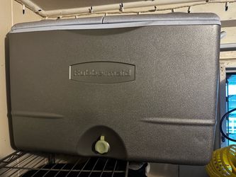 Large Rubbermaid cooler