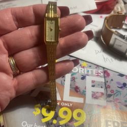 Woman’s original Citizen watch gold