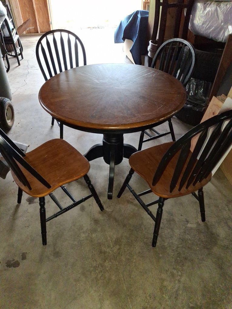 Round Table 4 Chairs