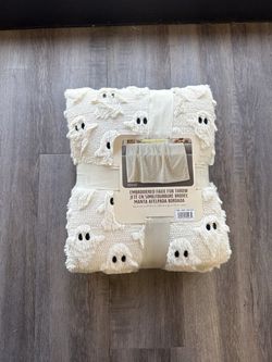 White ghost blanket