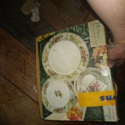 Dinnerware Set
