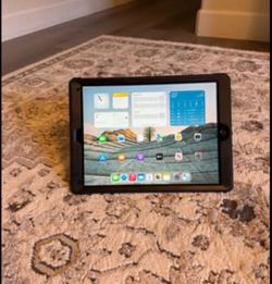 Apple iPad Pro 12.9" (1st Gen) 128GB Wi-Fi - Silver Bundle w/ OtterBox Case & Screen Protector