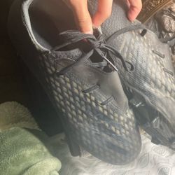 Size 8.5 Black Predator Cleats. 40$