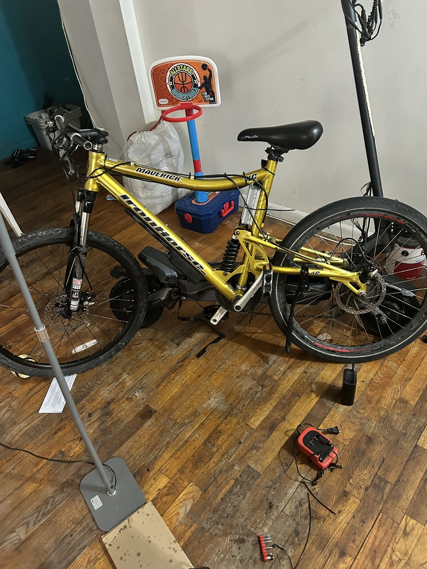 Ironhorse electric bike with key and charger