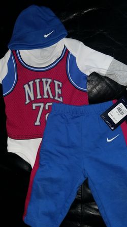 Brand New Nike outfit with tags 6/9 months