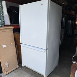 Amana 21.9 cu. ft. Bottom Freezer Refrigerator Clean and Good Condition
