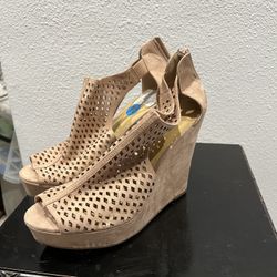 Nude Wedges
