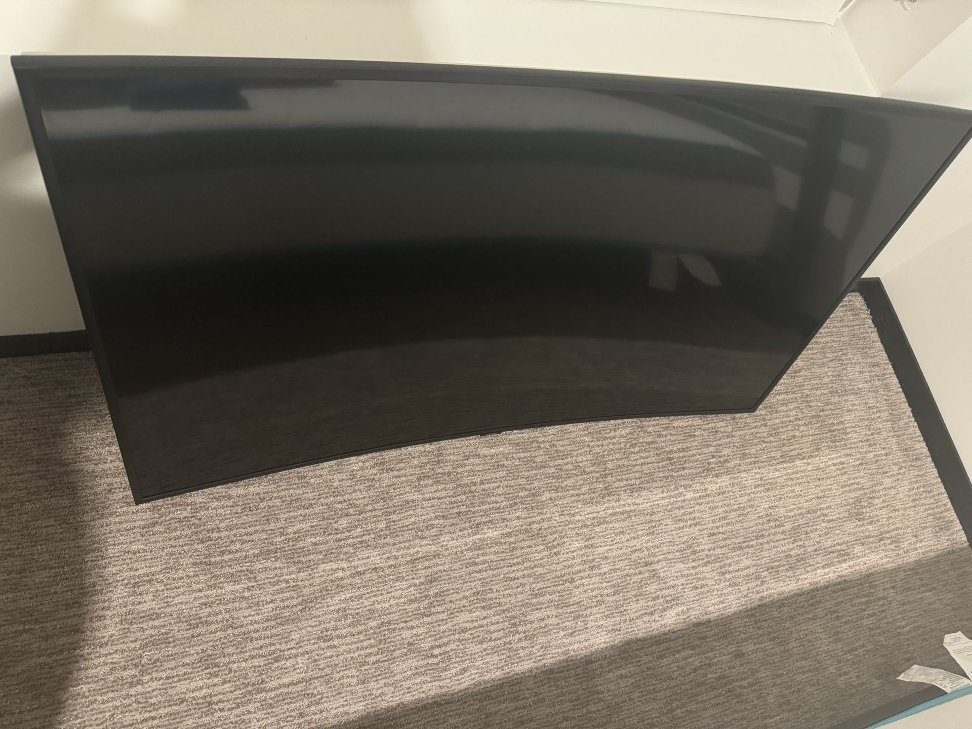 Samsung 55 Inch Curved Smart TV + Free Wall Mount