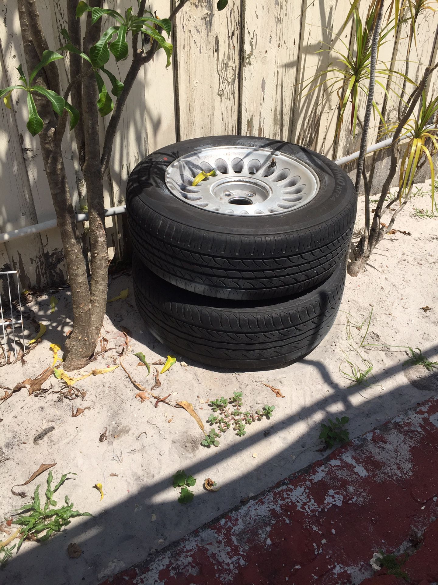 Ford or Lincoln 5 lug rum and tire