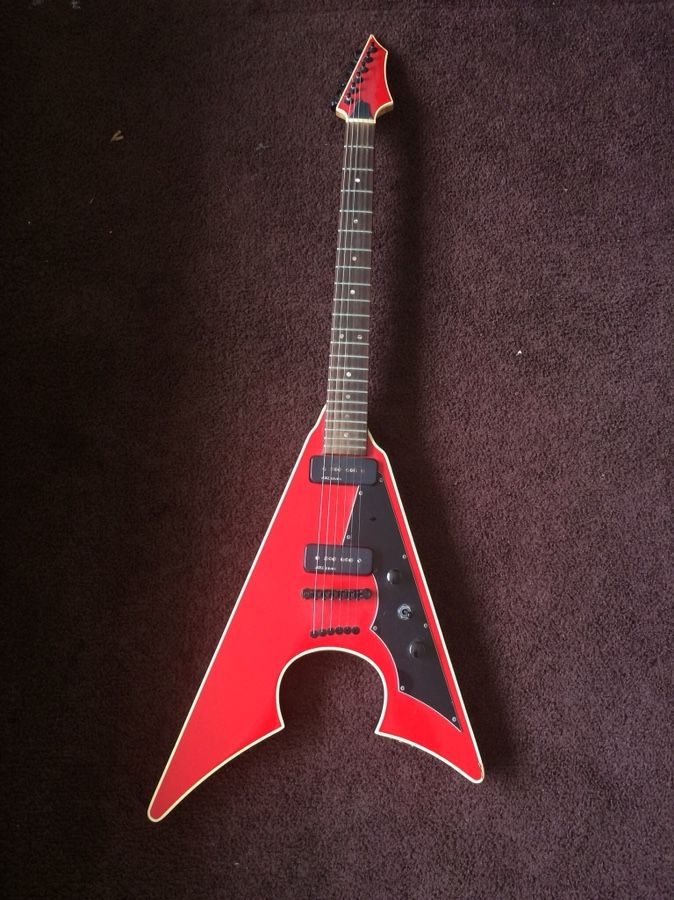 AXL Mayhem Jacknife black and red electric guitar