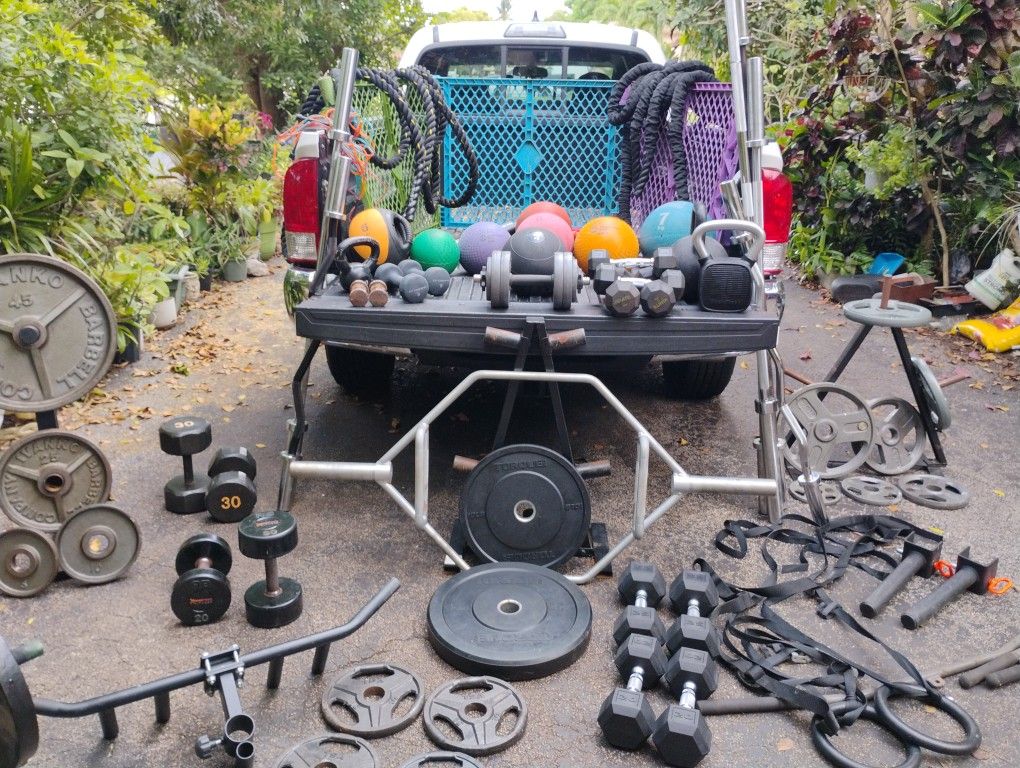 VARIETY  OF  WEIGHTS  : DUMBBELLS /  PLATES  /  BARS  /  KETTLEBELLS  /  MEDICINE  BALLS  /  BATTLE  ROPES  /  OLYMPIC  ATTACHMENTS  •    