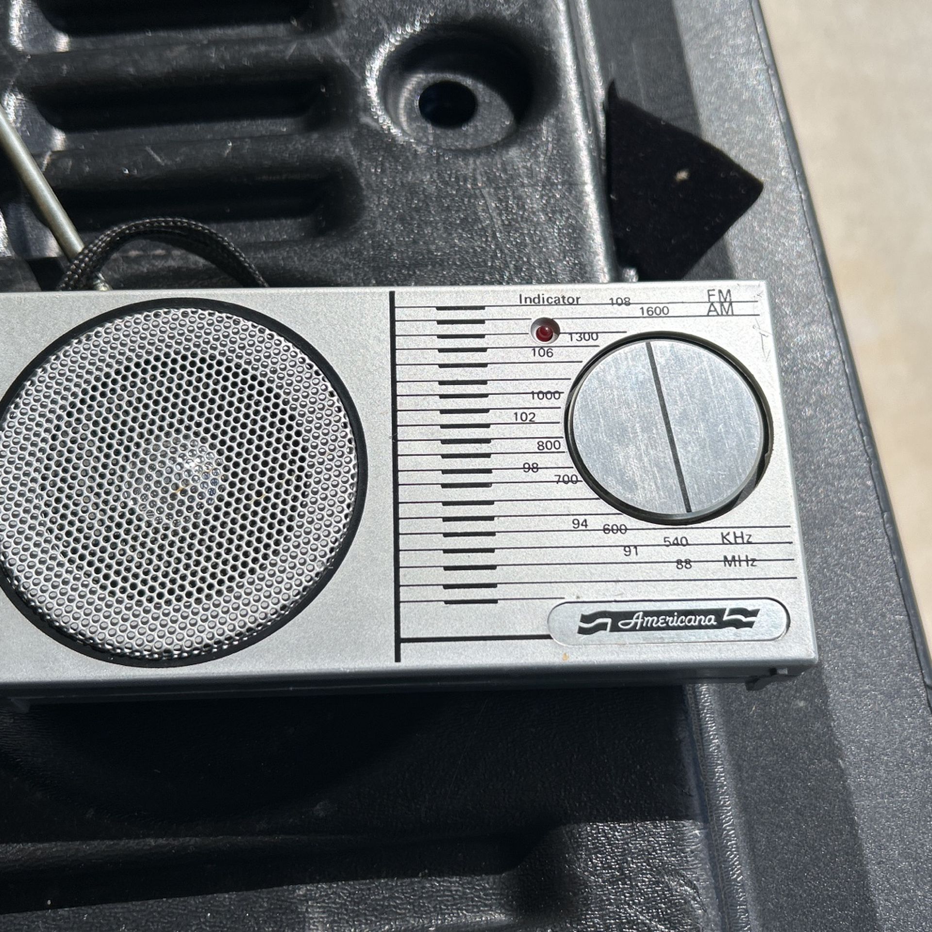 Vintage Americana Transistor Radio Am Fm Model 833
