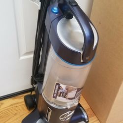 NEW cond  COMMERCIAL HOOVER HEAVY DUTY VACUUM. , WORKS EXCELLENT  , IN THE BOX 