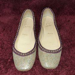 Christian Louboutin Gold Suede Glitter Studded Rotapla Ballarina Flats size:

Condition: Gently used
Scuff on soles
Missing accessories (shoebox, dust
