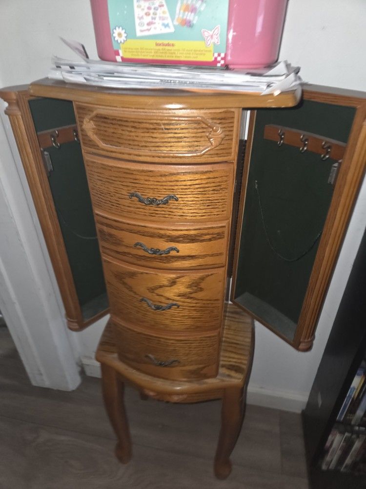 Vintage Standing Jewlery Box Beautiful