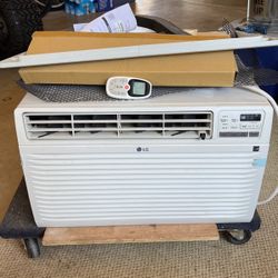 Window Air Conditioner 230volt New Never Plugged In 