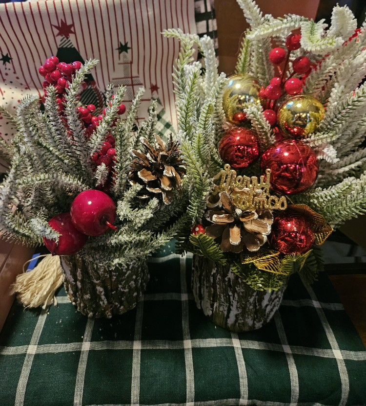 2ct Christmas Center Pieces