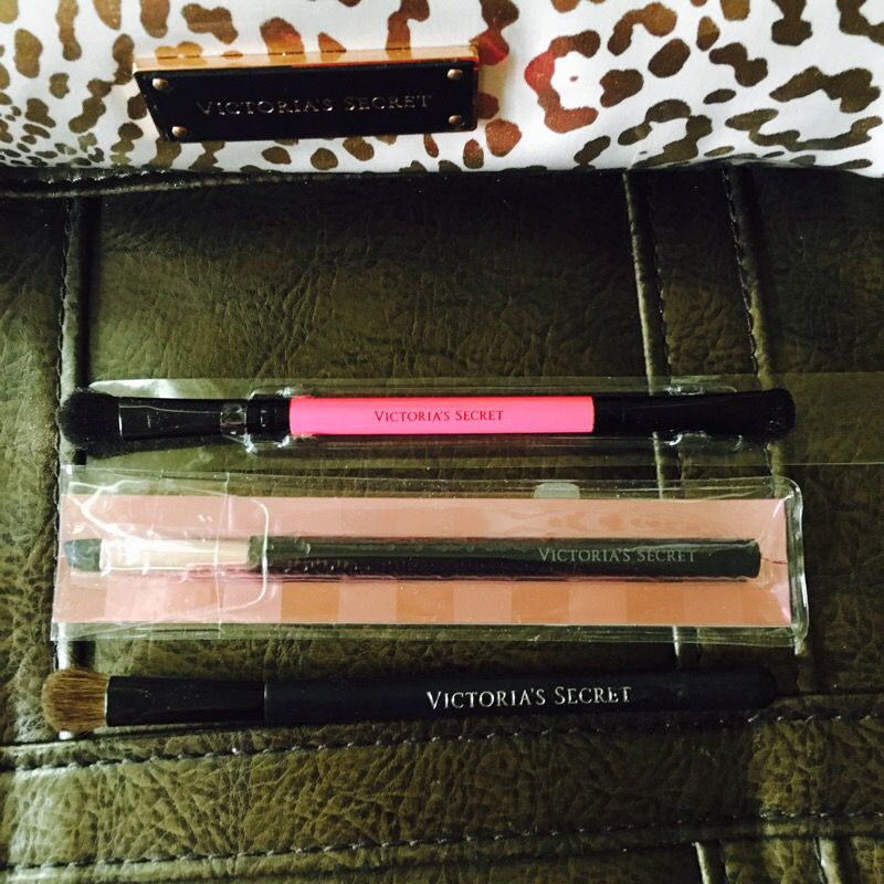 Victoria's Secret makeup brushes !