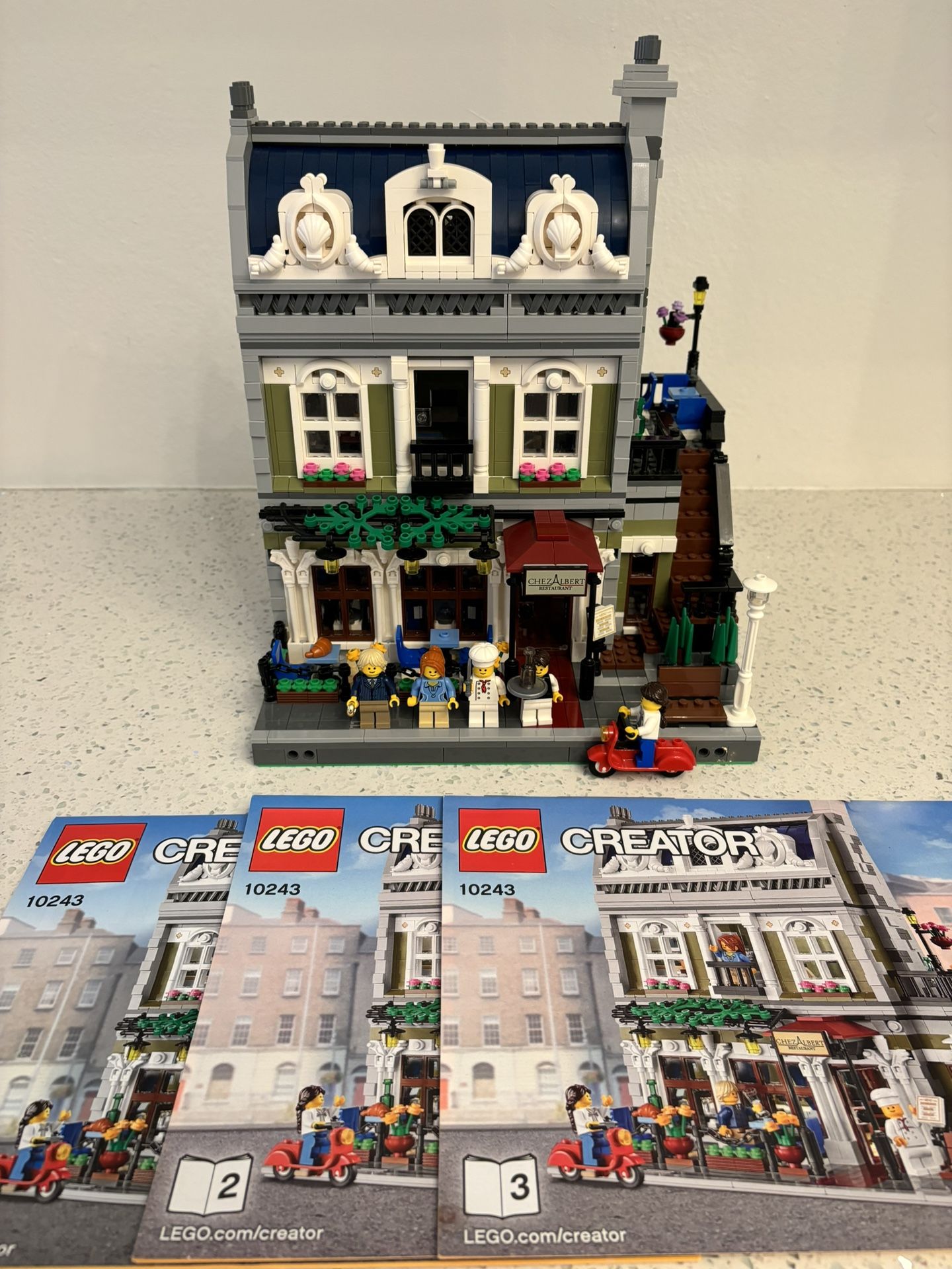 LEGO Set 10243 Parisian restaurant (2469 pieces)
