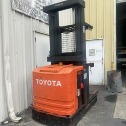 Toyota Order Picker 