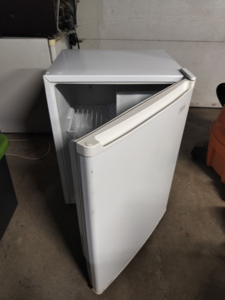 Sanyo Mini Fridge