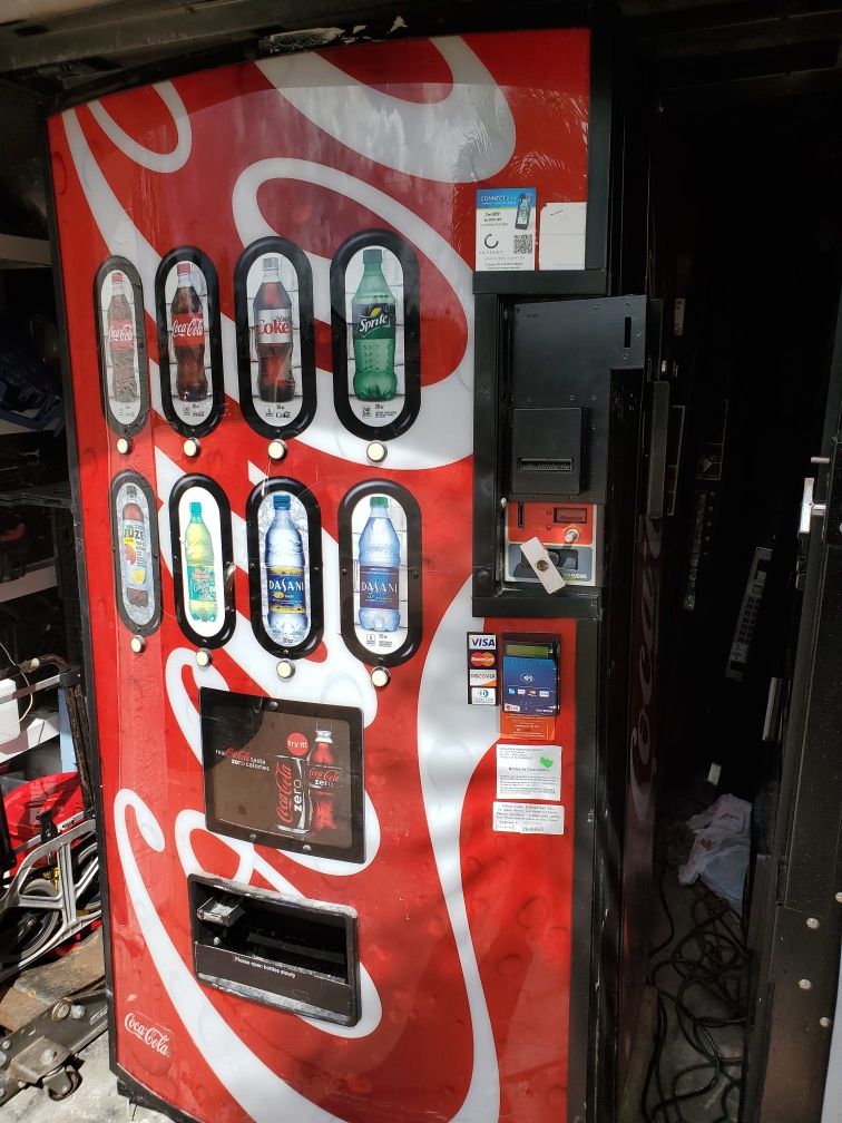 Soda Vending Machine works perfectly (credit card reader is NOT