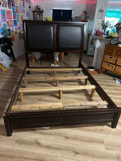 Queen size bed frame and mattresses