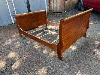 Queen size sleigh bed