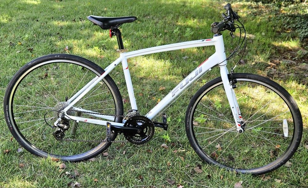 Fuji Absolute - flat bar road bike - Large frame (19-inch seatpost)