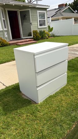 almost new. no cracks. 3 drawer dresser table