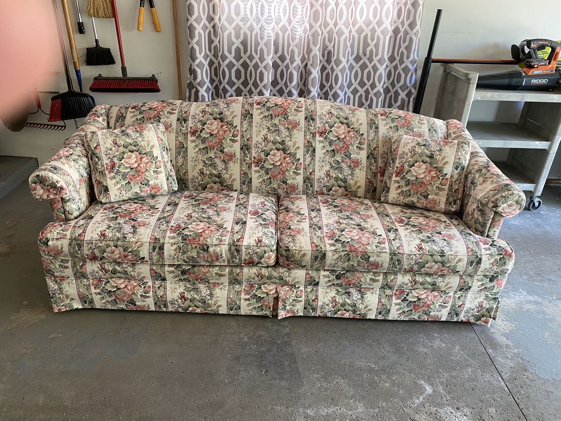 Thomasville Vintage Floral Couch (Very Good Clean Condition) (One Owner)